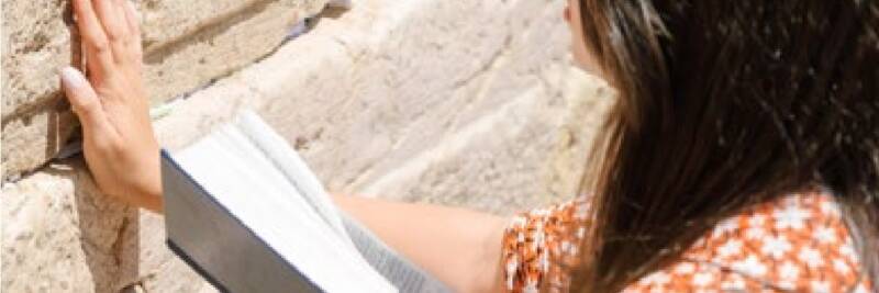 woman girl daven prayer tefillah praying kotel western wall siddur