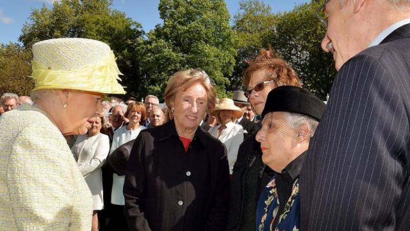 Queen elizabeth meets holocaust survivors photo credit reuters