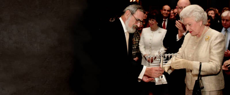 queen elizabeth rabbi jonathan sacks chanukah lighting