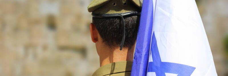 israeli soldier israel flag remembrance yom hazikaron kotel edited