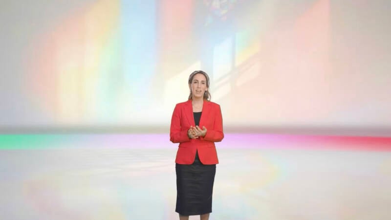 Dr Miriam Feldmann-Kaye teaching online MOOC course