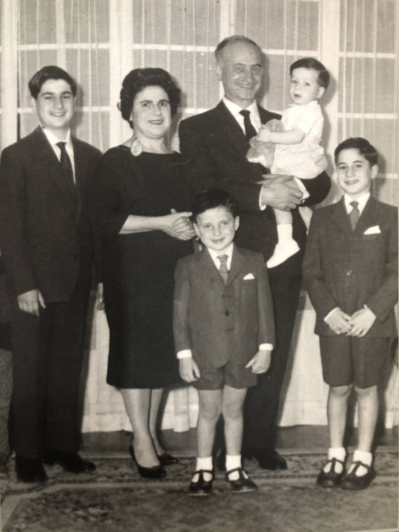 Young Jonathan Sacks with his mother father and younger brothers